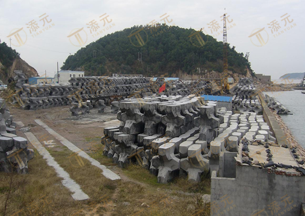 6t扭王字块预制场集中堆放.jpg 6t扭王字块预制场集中堆放.jpg