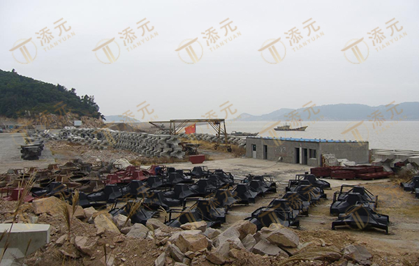 清理防腐处理钢模.jpg