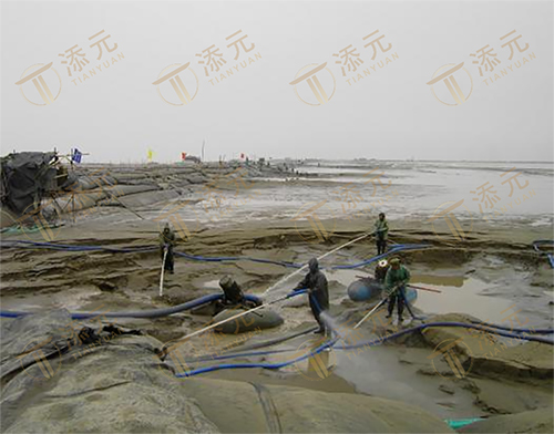 充泥管袋筑堤施工.jpg