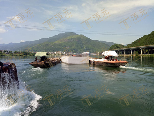 沉箱浮运.jpg